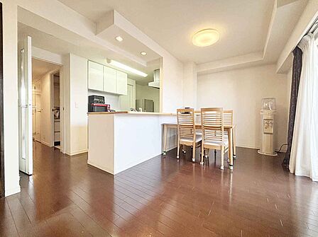 バルコニーに面した明るいLDK16.1帖/水回りの2way動線が魅力の住まい