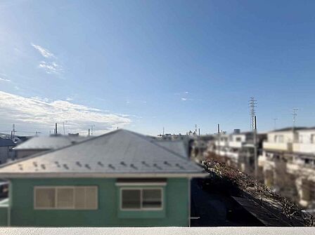 マンション3階部分で前面に高い建物がないので、リビングからも開放感のある景色を楽しめます