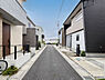 外観：一部アースカラーのインターロッキングを採用した街区内道路／入居者以外が入りにくい設計です