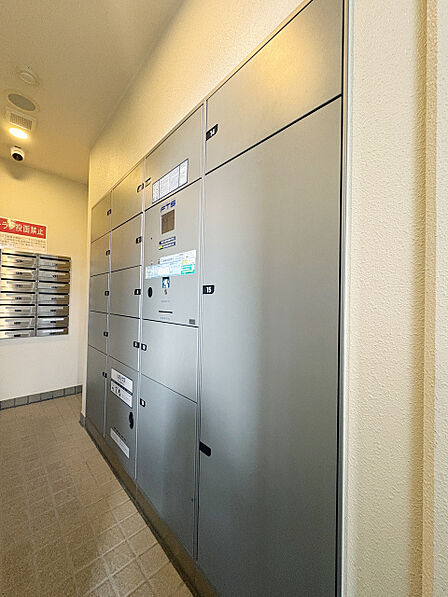 宅配ボックスがあり不在時も荷物が受け取れます