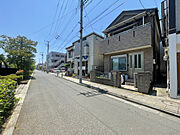 【外観】きれいな街並みに建つ2階建て住戸。