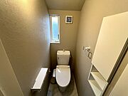 窓があり、光を採り込みながら効率よく換気が行えます。清潔感と使い勝手の良さに配慮した、心地よい個室空間です。