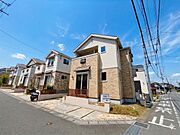 角地の開放感と、陽光に包まれる穏やかな暮らし。カースペース完備、落ち着いた住宅街に佇むナチュラルモダンな2階建です