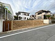 前面道路の幅員にもゆとりがあります♪