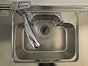【シンク】シャワーヘッドタイプの為、お掃除の際も便利です。