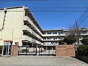 ・教育目標は自ら考え自ら学び確かな学力を身につけた生徒を育む・生徒によるボランティア活動に熱心に取り組むほか松戸市立総合医療センターに入院中の生徒のために院内学級（『ひまらや学級』）を設置しています