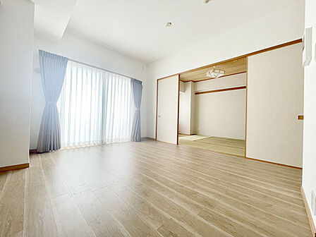 隣接した和室を開放すると18.9帖のゆったりスペース!