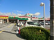 ヨークマート花野井店（590ｍ）