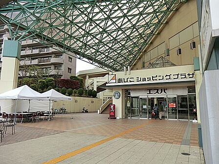 ショップ、飲食店、各種サービスが揃う、気取らない雰囲気の3階建てショッピングセンター。所在地:千葉県我孫子市我孫子4丁目11-1 電話:04-7185-2000 営業時間:9:00~21:00