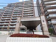 住まう家族をあたたかく迎え入れてくれるエントランス。自分の家に帰ってきた安心感がありますね。