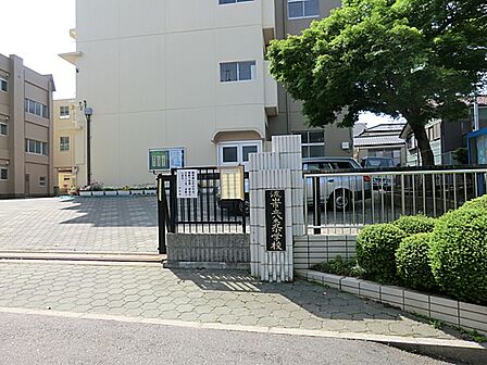 「社会に役立つ人間の育成-いきいきと活動する子どもを育む-」を教育目標に掲げる140周年をえた歴史ある学校です。