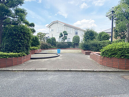 敷地内には広場があります。