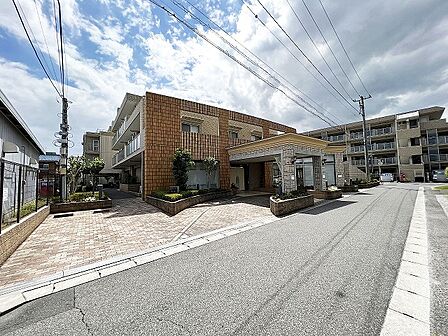 穏やかで閑静な住宅街の中に位置する低層マンション