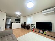 家族やゲストとの対話を楽しみながらキッチンワークがこなせる開放的な対面式キッチン。（2026年5月）撮影