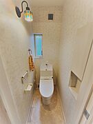 壁に埋め込み型の収納とステンドグラスの照明が特長です1Fトイレ室内（2026年6月）撮影