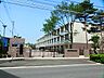 周辺：松原小学校。2校の小学校が統合されて開校した小学校で、現在は400名前後の児童が在籍している。校舎は統合された1校の校舎を改築して使用しており、木製のオープンスペース仕様になっている教室が特徴。