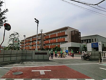 公教育の理念のもとに法令並びに県・市の重点施策をふまえ、地域と本校の実態と将来的展望に立って、自ら学ぶ意欲を持ち、変化に対応できる「心身ともに健康で人間性豊かな谷塚小学校の児童」の育成を目指す。