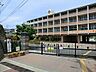 周辺：市内初の小中学校一体型校舎。創立が1961（昭和36）年と、現在までに50年以上の歴史を刻んできた。