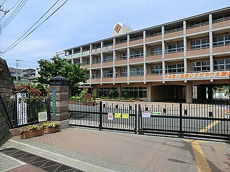 市内初の小中学校一体型校舎。創立が1961(昭和36)年と、現在までに50年以上の歴史を刻んできた。