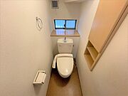 1階トイレ。温水洗浄機付でさらに快適なレストルーム。◇2025年4月撮影