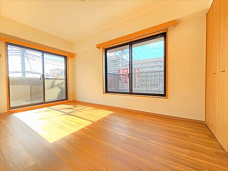 ルーフバルコニーに面した北側6.5帖洋室！二面採光なので子供部屋にも。◇26.05撮影