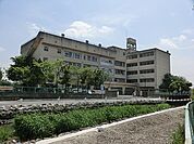 青柳中学校。学校教育目標『自ら考え実践する生徒　心豊かで思いやりのある生徒　健康でたくましい生徒』に向け、知・徳・体の調和のとれた、「本気」で取り組む生徒の育成を図ってまいります。