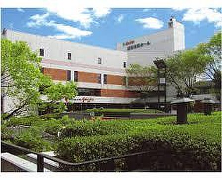 越谷コミュニティセンター（サンシティホール）は、文化・芸術の拠点施設として、約1600 名を収容できる大ホールをはじめ、小ホール、展示ホールを備えています。