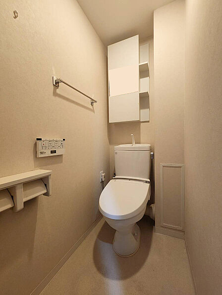 ■トイレにはペーパー類が収納できる吊戸棚がついています。