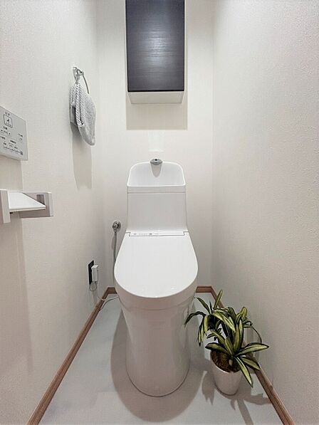 ■一体型トイレは全体的に凹凸が少なく、お掃除ラクラク♪※ホームステージング実施中