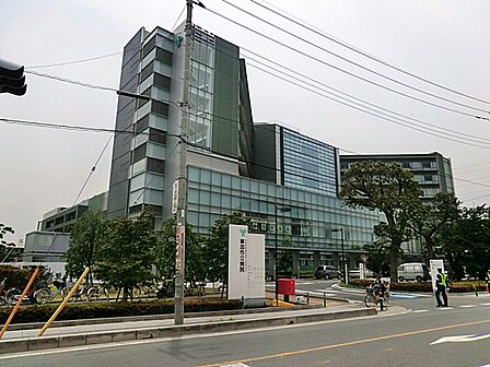 草加市立病院(600m)埼玉県草加市をはじめ近隣地域の中核病院として 、高度医療や救急医療を提供しています。