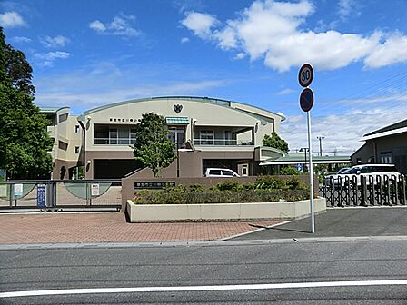 川柳小学校(2300m)明治6年1月創立。「子どもたち一人ひとりを大切にし、笑顔と活気あふれる川柳小」