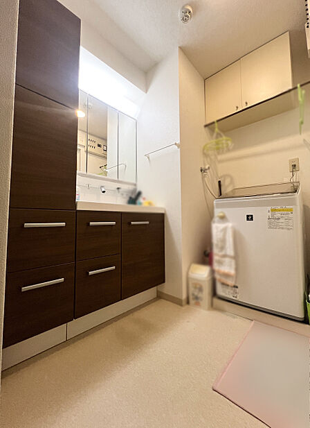 洗面台は収納がたっぷりあり、リネン等の収納にも便利です。