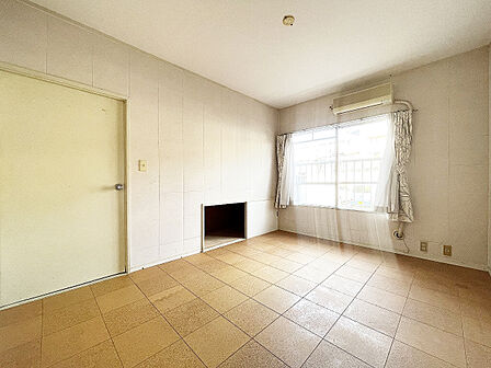 北側の洋室です！6.4帖と広々としているお部屋になります！