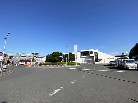 総武線「東船橋」駅まで徒歩22分。「西船橋」駅までは約5分、「千葉」駅・「京成千葉」駅までは約20分です。 周辺は閑静な住宅街で、ファミリー層が多く住んでいます。駅周辺にはコンビニが多数あります。