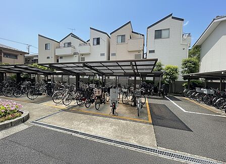 【駐輪場】雨の日も安心。屋根付き駐輪場で、大切な自転車を守ります。※掲載の写真は、生成AI(CG)で空を加工したものとなります。