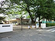 三咲小学校まで徒歩9分。明治11年創立の伝統ある小学校です。