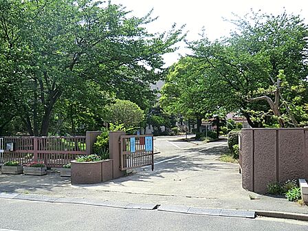 湊町小学校まで徒歩10分。