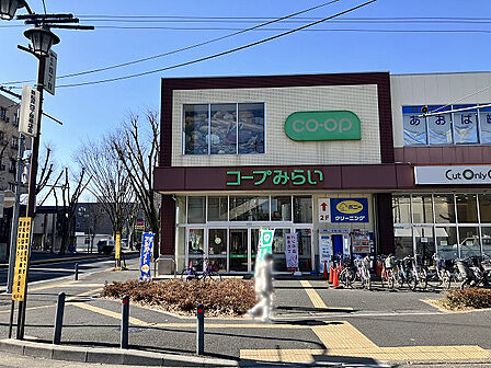 【コープ新松戸店】営業時間は9時30分～23時00分。生鮮食品が新鮮で、コープ製品もあります。リトルマーメイドとマツキヨがありまとめて買物ができます。