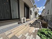 木目調のタイルと石畳風の舗装が組み合わさったモダンなデザインで、限られたスペースを非常に有効かつおしゃれに活用できます♪