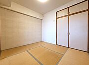 ごろんと横になれる幸せ。ほっと心が和む、畳の香りと温もりを感じる空間。※掲載の室内写真は、生成AI（CG）で家具・小物を消したものとなります。実際の室内状況は現地を確認ください。