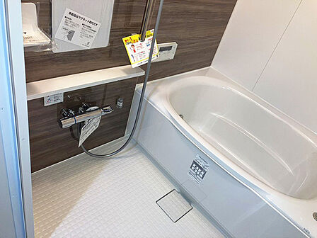 一日の疲れを解きほぐす、木目調パネルが美しい癒やしのバスルーム。