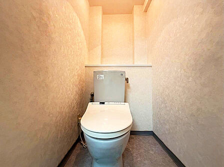 便利な背面カウンター付きの清潔感あふれるトイレ空間。