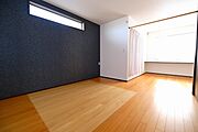 3面採光がとれる2階洋室は、バルコニーにも面しており、一日中明るく、気分も明るくなります。
