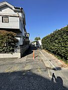 北東側蓋掛け水路で陽当り・通風良好です「2025年11月撮影」