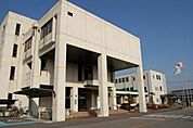 松伏町役場は、埼玉県北葛飾郡松伏町に位置し、地域の行政サービスを提供している機関です。地域住民の生活を支える多岐にわたる業務を行っています。