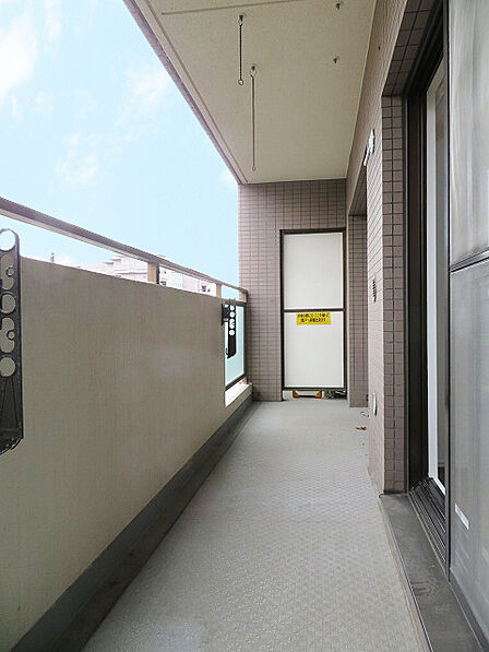 日差しが入りやすく、洗濯物がよく乾くのはもちろん、冬場は室内に暖かさをもたらしてくれる南バルコニー(2025年12月)撮影