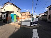 【現地-住環境】教育・商業施設が徒歩15分圏内に集結。周辺には公園も点在しており、生活の利便性と子育てのしやすさを兼ね備えた、健やかな住環境が整っています。