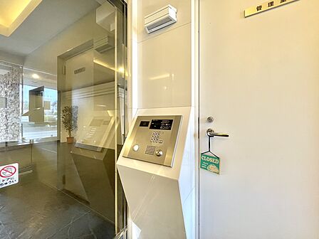 【オートロック】安全性を高めるオートロックシステムを採用しています。住戸内からTVモニターで来客を事前に確認して解錠できるため、毎日の暮らしに確かな安心感をプラスします。