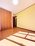 1F 洋室：約5.25帖。1Fでも明るいお部屋です。【2026年3月撮影】