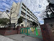 学校教育目標は「元気で　仲よく　根気よく」です。子どもの幸福を第一に、子ども自身が課題を見つけ、主体的に学びを深めていく児童の育成に取り組まれています。